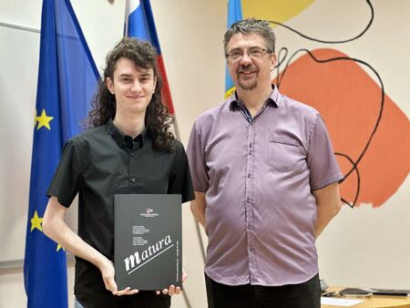 Nejc Novak z ravnateljem gimnazije, računalniške in vzgojiteljske šole Goranom Uljanom